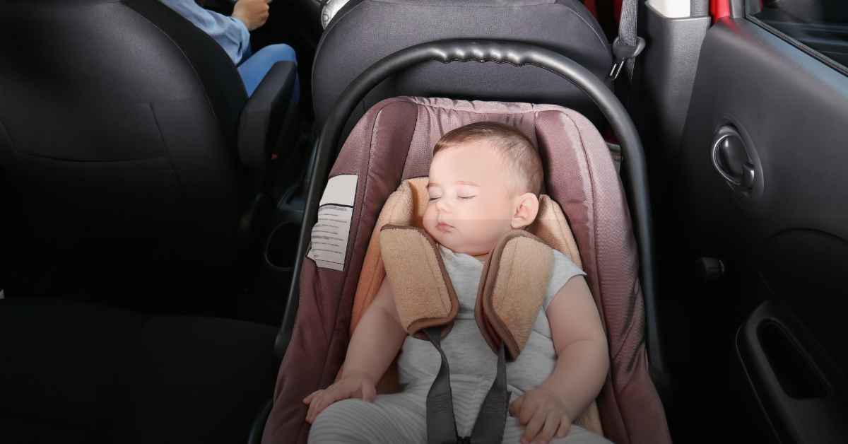 bebe andando de carro no bebe conforto