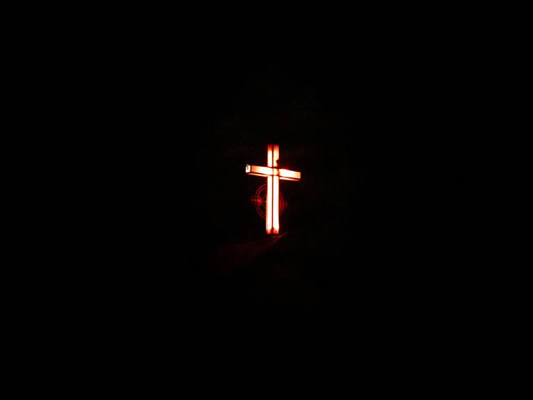 cruz invertida simbolismo religioso